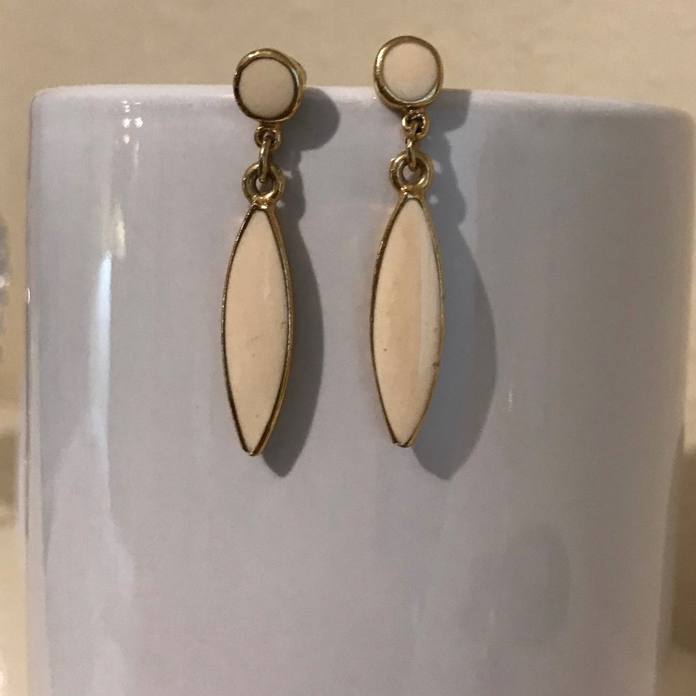 Vintage early 1980s cream enamel/gold tone earring